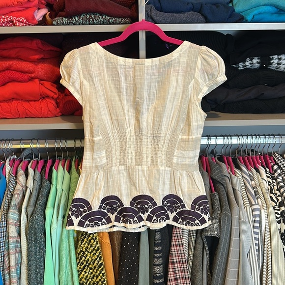 Lithe tan/white/aubergine cap sleeve side zipper smocked back top size 4 - Picture 3 of 3